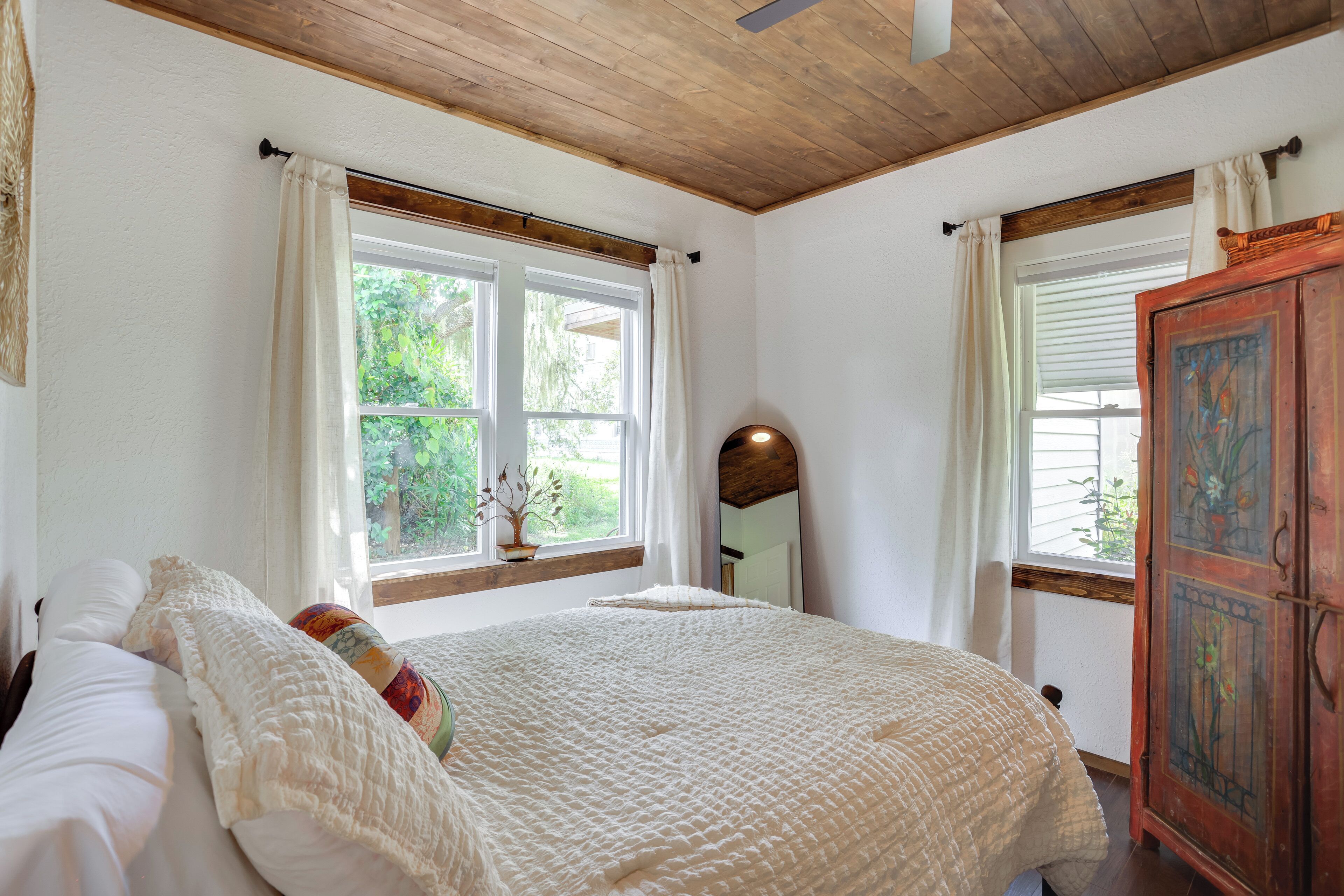 3 bedrooms, desk, iron/ironing board, internet
