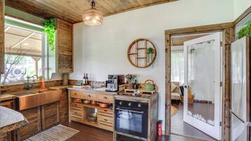 Frigorífico, microondas, placa de cocina y cafetera o tetera