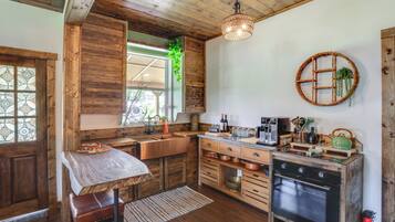 KylskÄp, mikrovÄgsugn, spishÀll och kaffe- och tebryggare