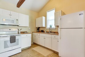 Kjøleskap, mikrobølgeovn, kokeplater og kaffetrakter/tekoker