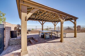 Outdoor dining - 6 Mi to Red Rock Canyon! Gem w/ Mtn & Valley Views (Las Vegas)