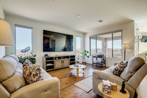 TV, books, music library - 6 Mi to Red Rock Canyon! Gem w/ Mtn & Valley Views (Las Vegas)