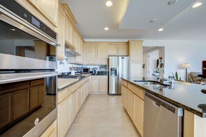 Fridge, microwave, stovetop, dishwasher - 6 Mi to Red Rock Canyon! Gem w/ Mtn & Valley Views (Las Vegas)