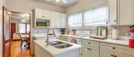 冷蔵庫、コンロ、コーヒー / ティーメーカー、調理器具と食器