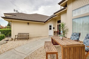 Outdoor dining - Golf, Hike, Explore: Apt 9 Mi to Dtwn Fresno! (Fresno)