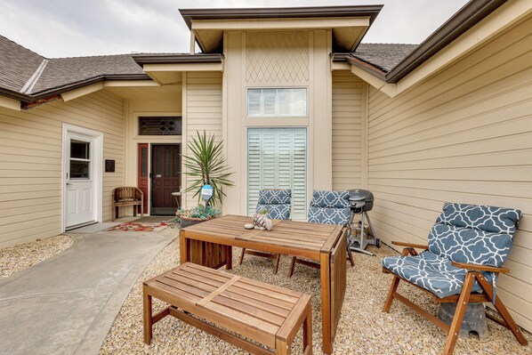 Outdoor dining - Golf, Hike, Explore: Apt 9 Mi to Dtwn Fresno! (Fresno)