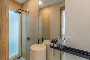 Bingin unit 13 | Bathroom | Free toiletries, hair dryer, towels, shampoo