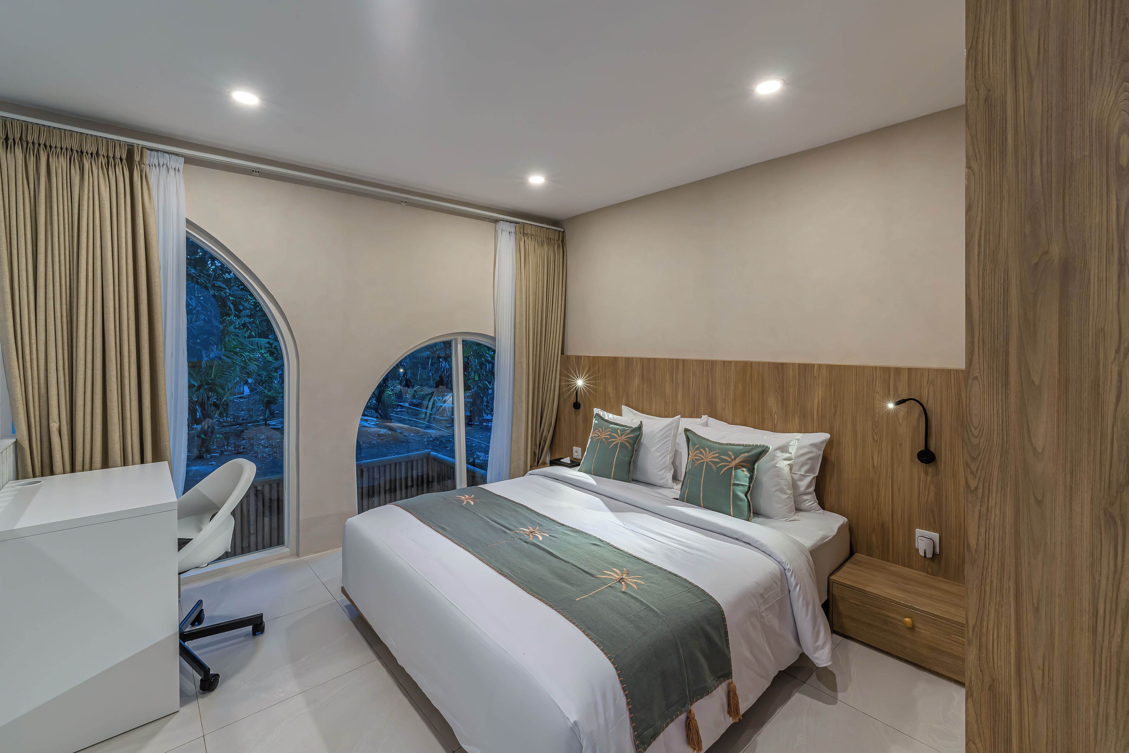 Bingin unit 13 | Een bureau, een laptopwerkplek