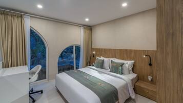 Bingin unit 13 | Desk, laptop workspace