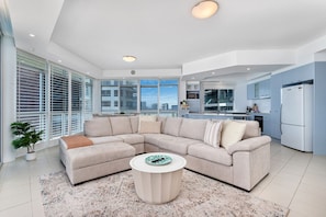 TV, books - Kirra Oceanfront Views (Coolangatta)