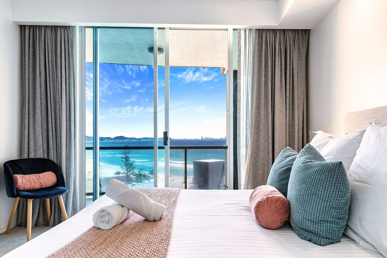 3 عدّة غرف نوم ومكواة/لوح كي وواي فاي وملاءات أسرّة