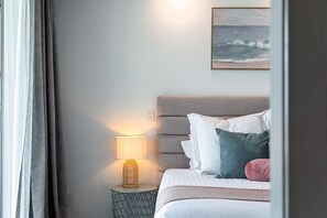 3 bedrooms, iron/ironing board, WiFi, bed sheets - Kirra Oceanfront Views (Coolangatta)