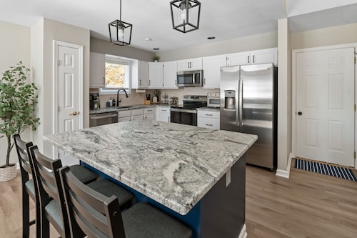 The Ville Getaway! Centrally located to EVERYTHING! Inground pool