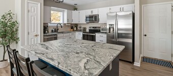 The Ville Getaway! Centrally located to EVERYTHING! Inground pool