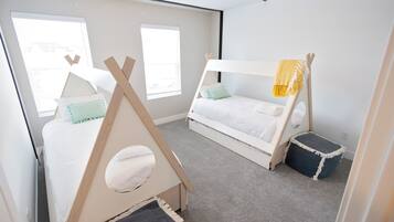 5 bedrooms, iron/ironing board, WiFi, bed sheets