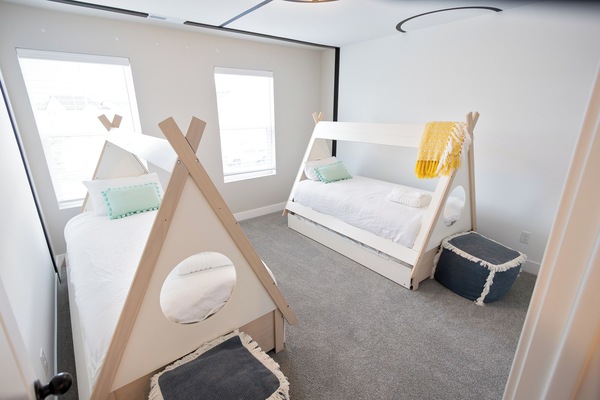 5 bedrooms, iron/ironing board, WiFi, bed sheets