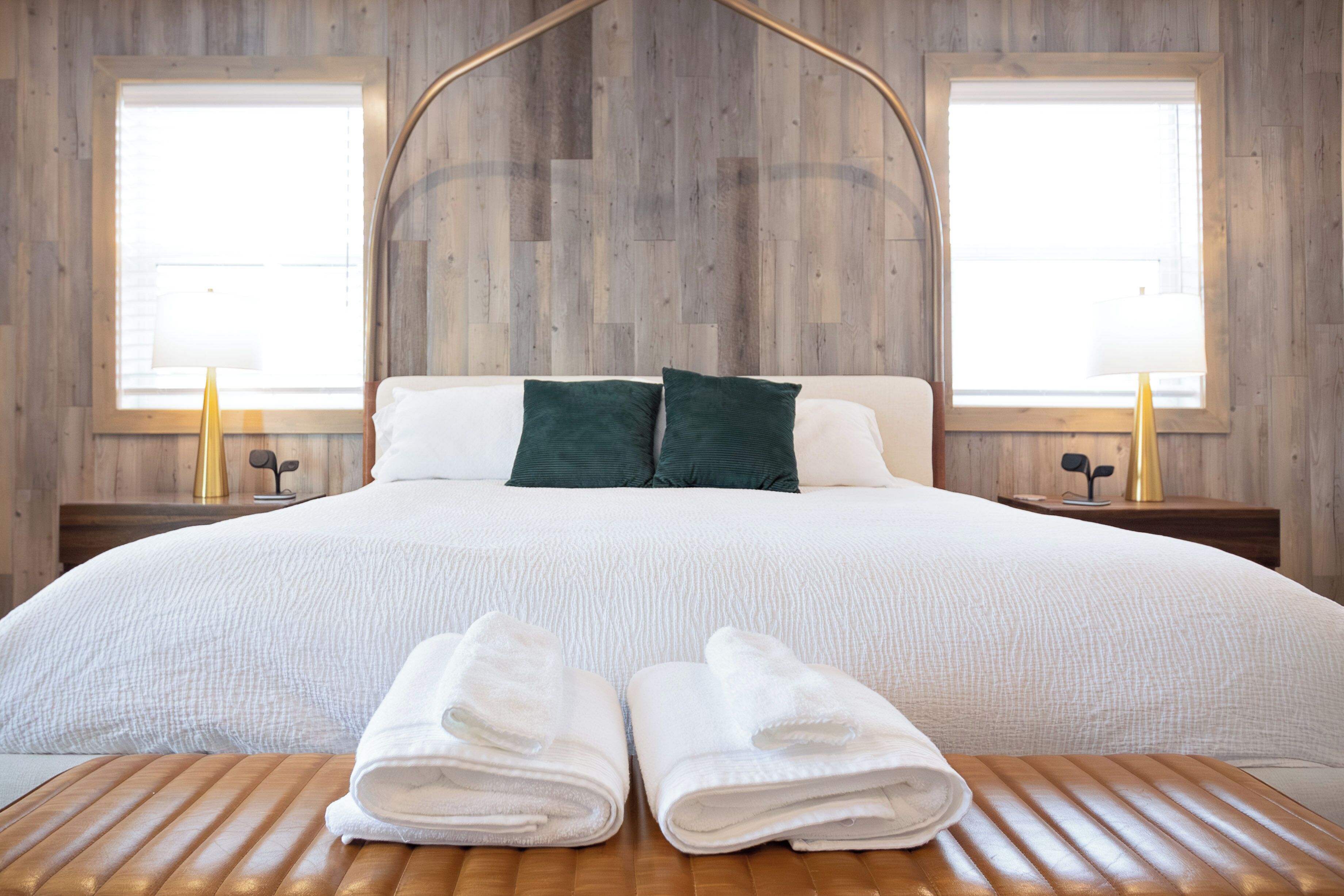 5 bedrooms, iron/ironing board, WiFi, bed sheets