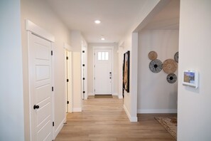 Interior - Spacious house, sleeps 11, in beautiful American Fork with fireplace, and arcade (American Fork)