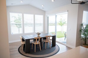 Dining - Spacious house, sleeps 11, in beautiful American Fork with fireplace, and arcade (American Fork)