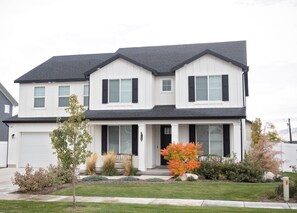 Exterior - Spacious house, sleeps 11, in beautiful American Fork with fireplace, and arcade (American Fork)