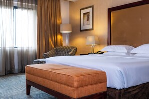 Caja de seguridad en la habitación y tabla de planchar con plancha