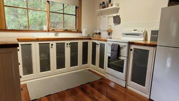 Een koelkast, een microgolfoven, een oven, een kookplaat