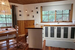 Fridge, microwave, oven, stovetop - Tall Trees Eco Retreat - Blackwood Cottage (Apollo Bay)