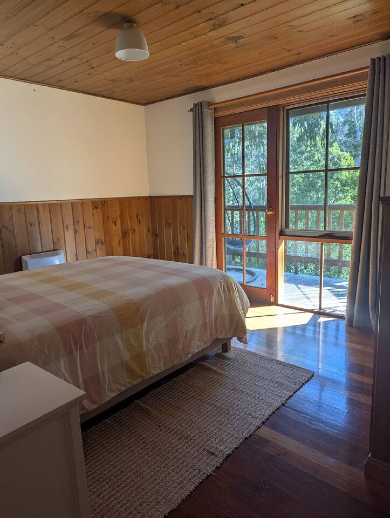 2 عدّة غرف نوم ومكواة/لوح كي وسرير سفر وملاءات أسرّة