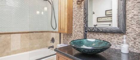 Shower, jetted tub, towels, toilet paper