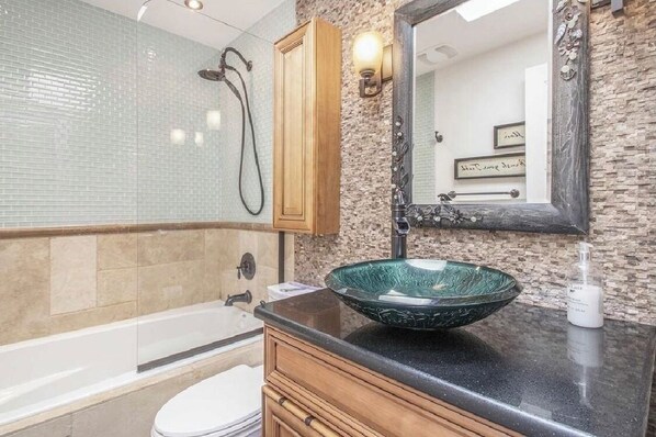 Douche, baignoire à remous, serviettes fournies, papier de toilette