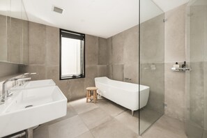 Séchoir à cheveux, serviettes fournies, savon, shampooing