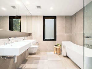 Douche, sèche-cheveux, serviettes fournies, shampoing
