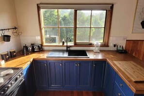 Kylskåp, mikrovågsugn, ugn och spishäll