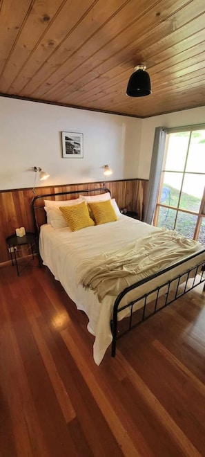 2 bedrooms, iron/ironing board, bed sheets