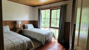 3 slaapkamers, een strijkplank/strijkijzer, reisbedje, wifi