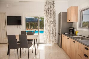 Vila, 2 quartos, para fumantes, piscina particular | Sala de jantar