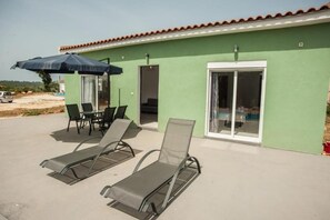 Vila, 2 quartos, para fumantes, piscina particular | Opções para refeição ao ar livre