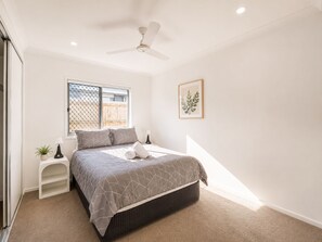 4 bedrooms, iron/ironing board, WiFi, bed sheets - Sparkling New Home - Suburban Charms Awaits (Park Ridge)