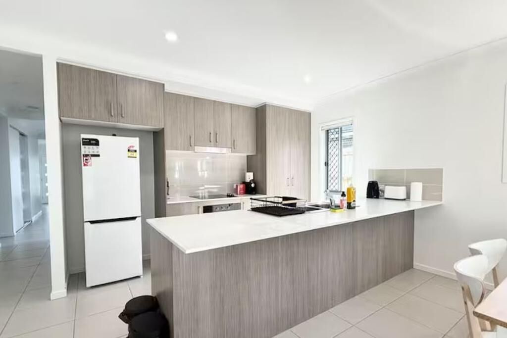 Toaster, cookware/dishes/utensils