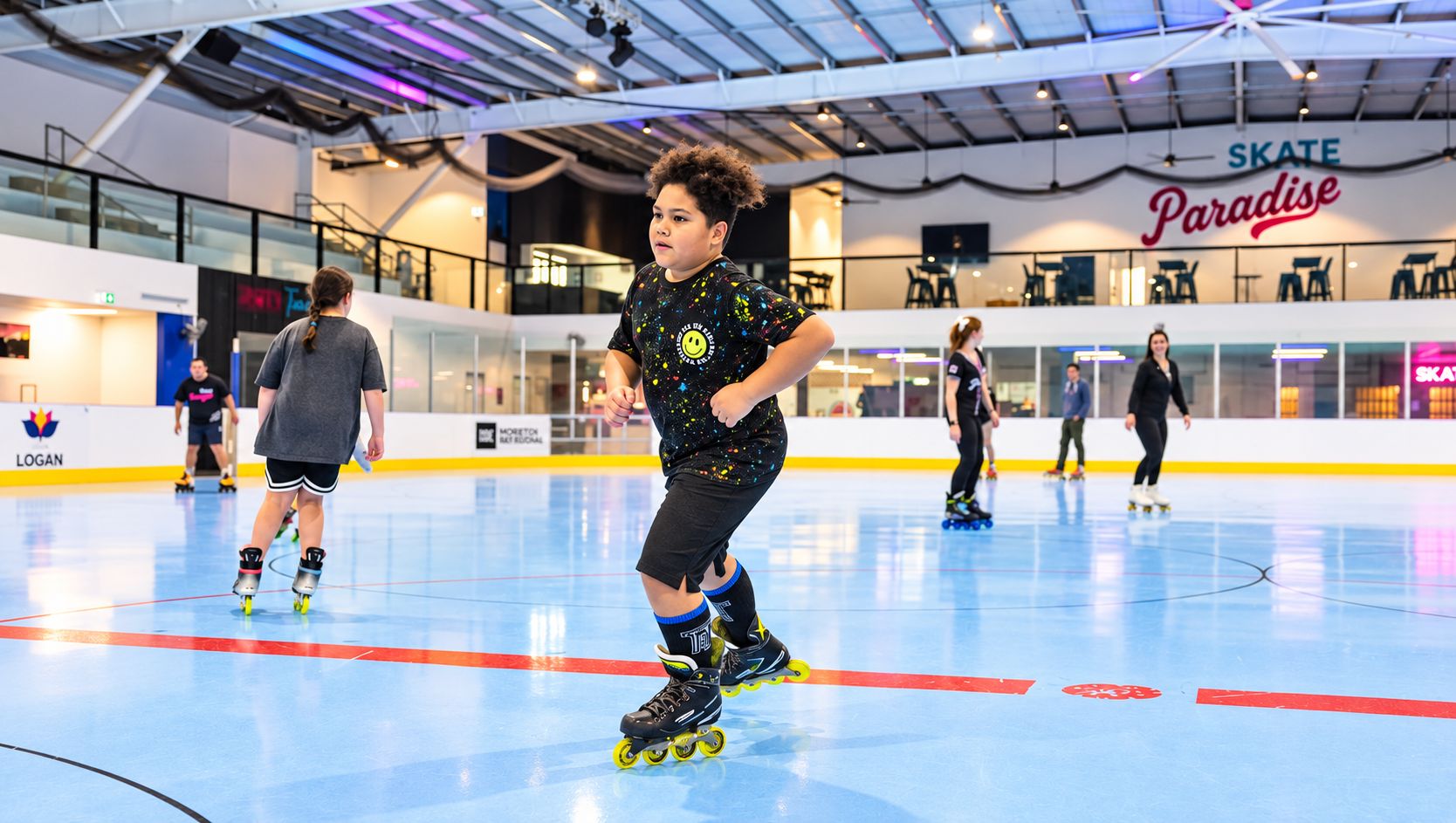 Una pista de hielo cubierta con un cartel que dice 'SKATE Paradise'.