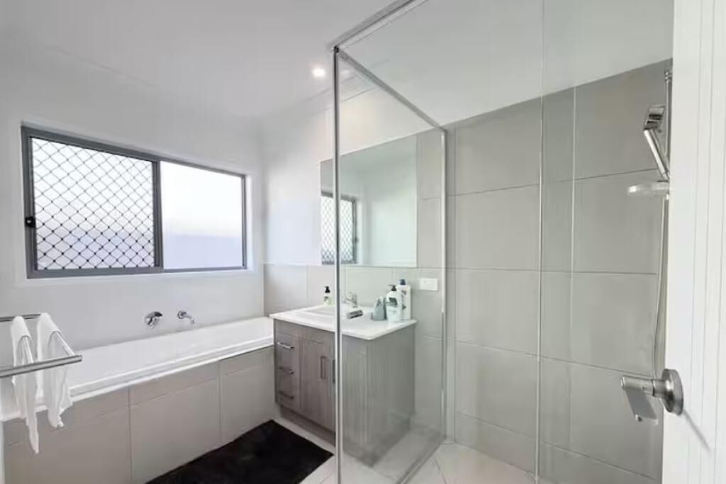Shower, hair dryer, bidet, towels