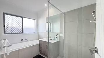 Shower, hair dryer, bidet, towels