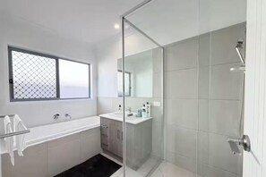 Dusche, Haartrockner, Bidet, Handtücher
