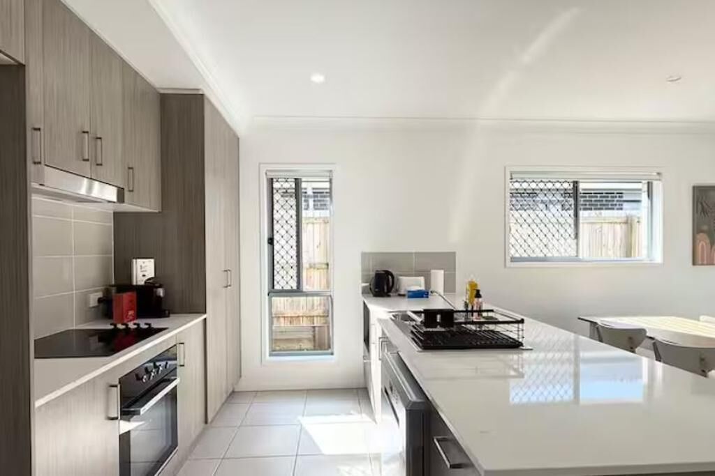 Toaster, cookware/dishes/utensils