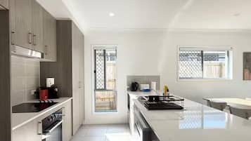 Toaster, cookware/dishes/utensils