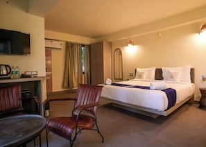 Standard Room | Laptop workspace, free WiFi