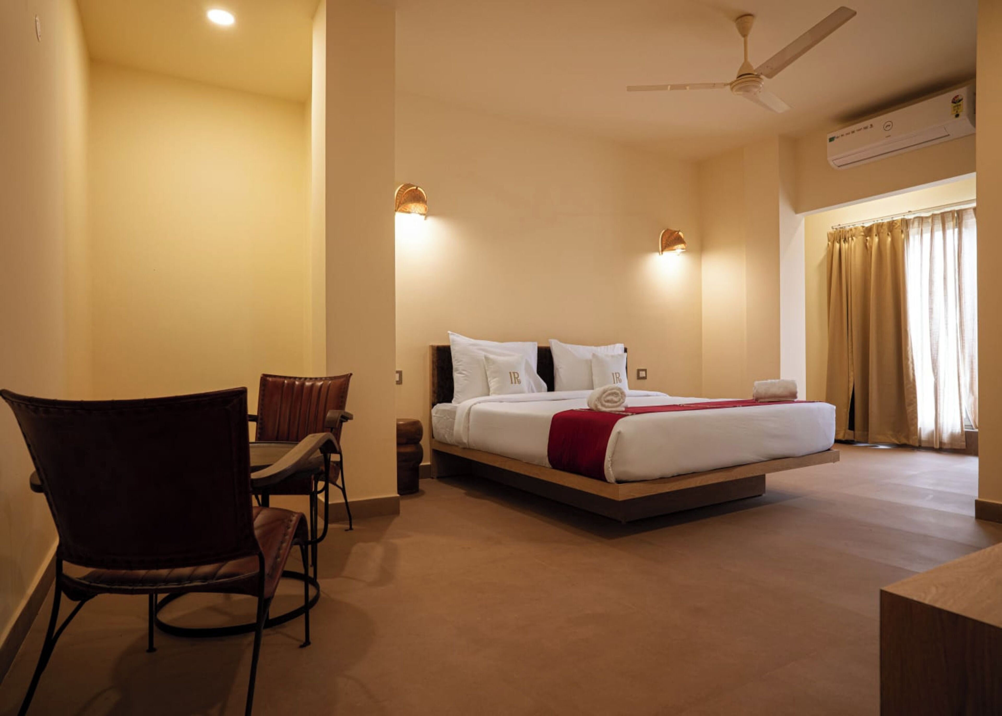 Pillowtop beds, free minibar, desk, laptop workspace