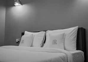 Camas con pillow-top, artículos del minibar gratis y escritorio 
