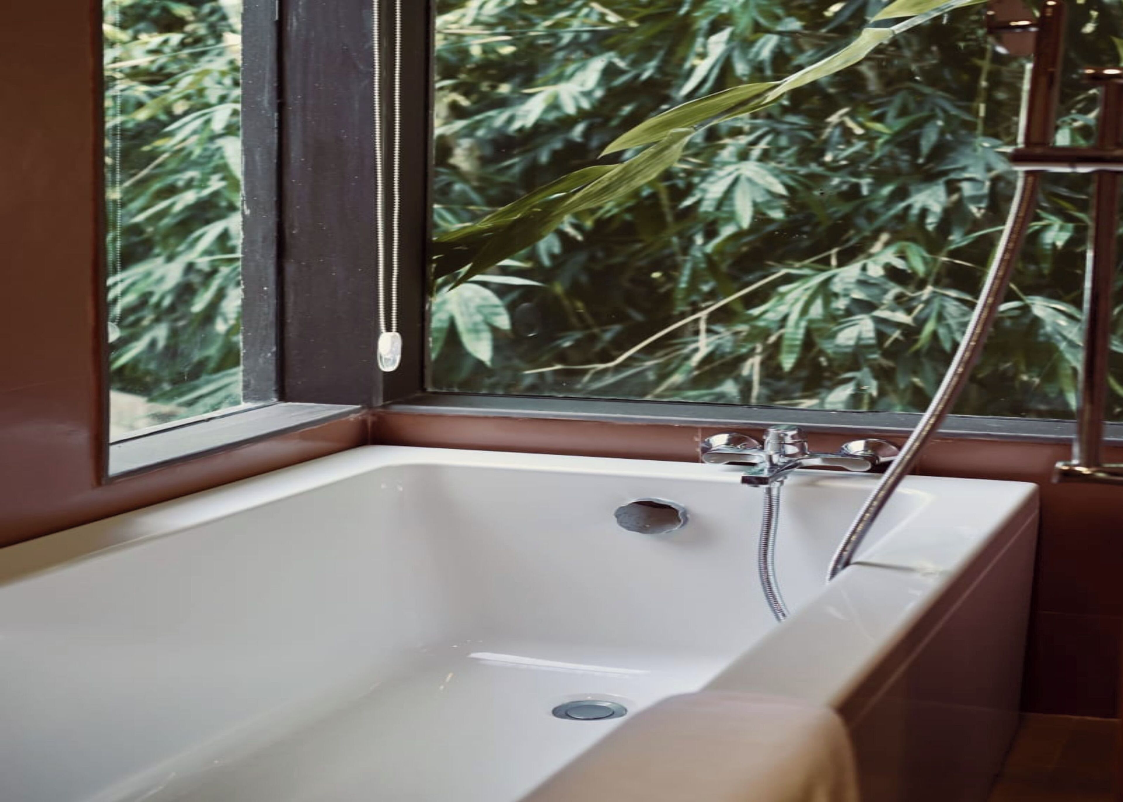 Superior kamer | Badkamer | Milieuvriendelijke toiletartikelen, een haardroger, handdoeken, zeep
