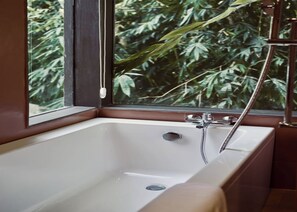Habitación superior | Baño | Artículos de higiene personal ecológicos, secador de pelo y toallas